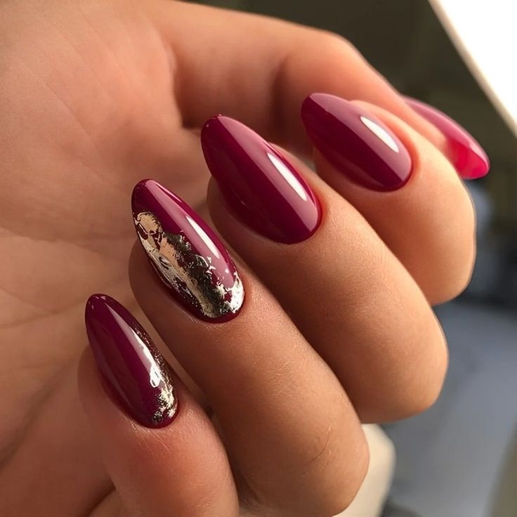 unghii cu gel burgundy cu sclipici