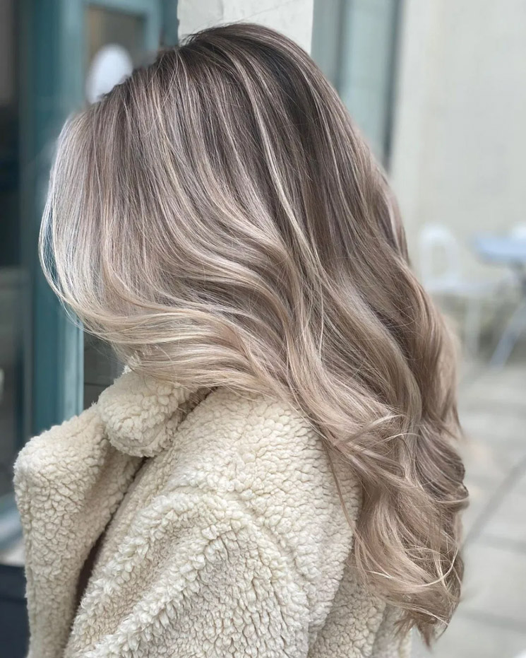 modele blond cenușiu deschis