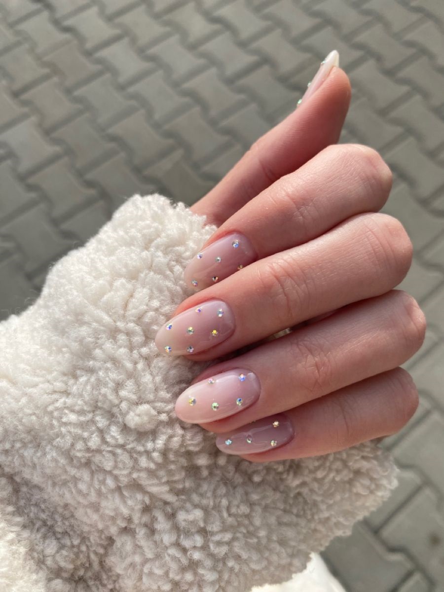 modele unghii cu gel rotunde cu pietre