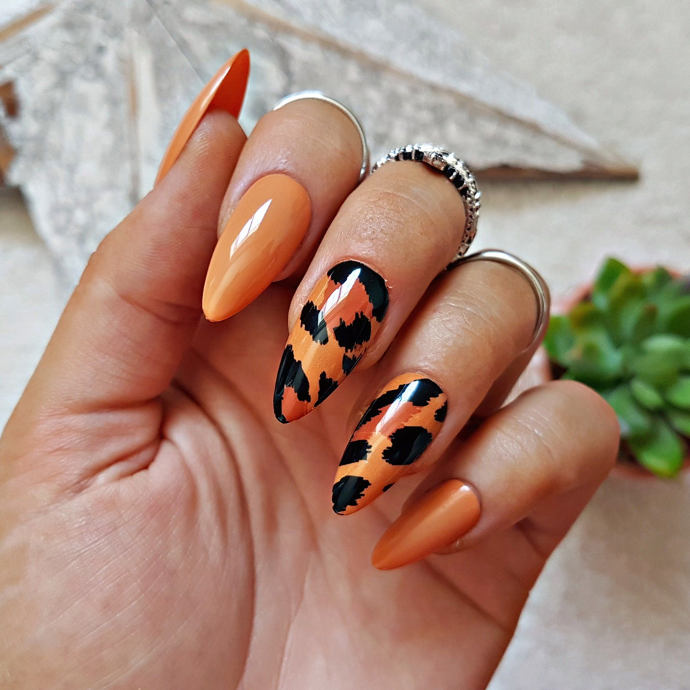 poze 2023 unghii animal print