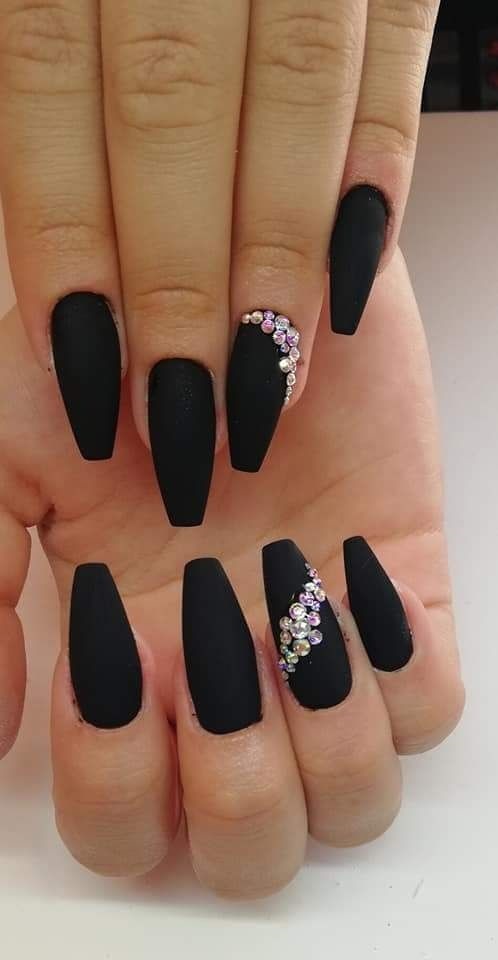 modele unghii negre cu pietre