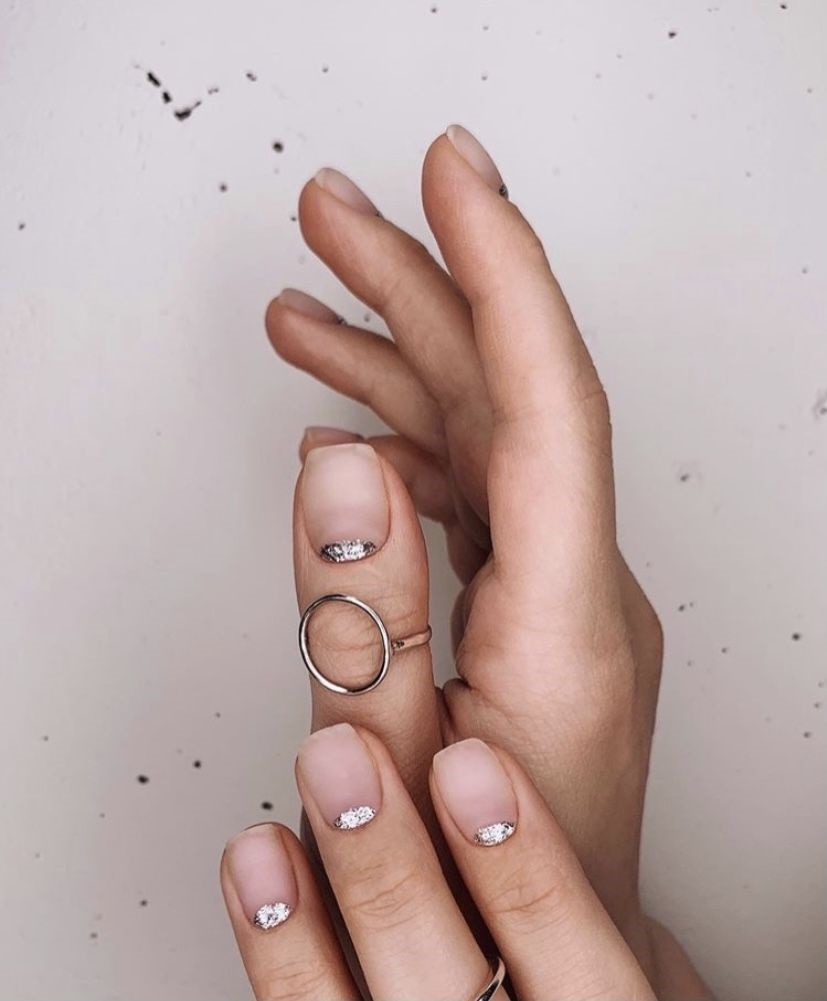 modele unghii minimaliste semiluna