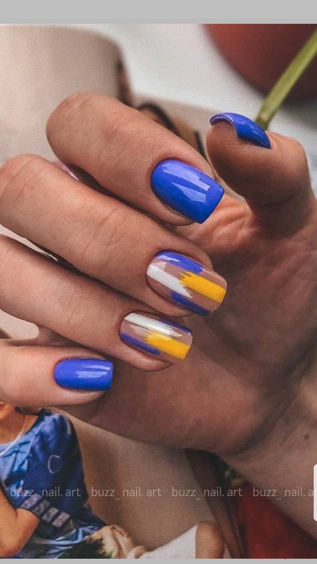 Unghii colorate cu gel