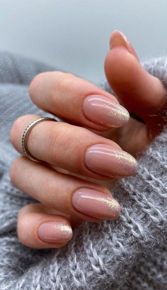 unghii nude simple cu sclipici