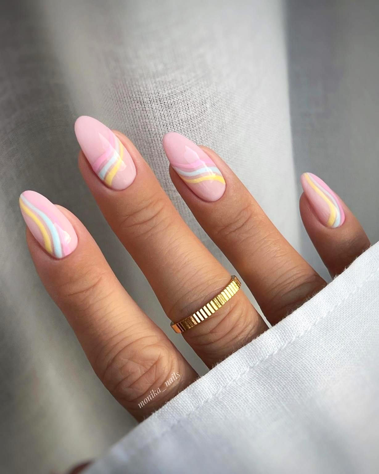 unghii pastelate roz