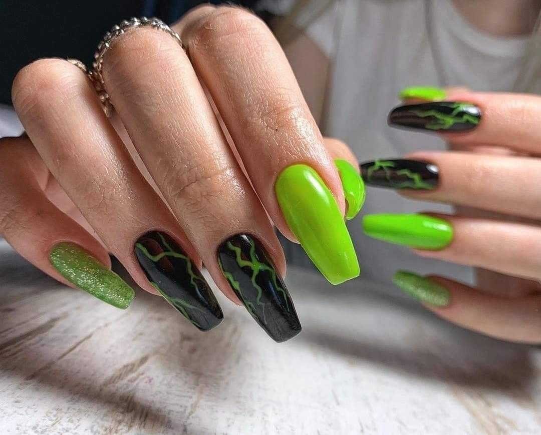 modele unghii verde neon cu negru