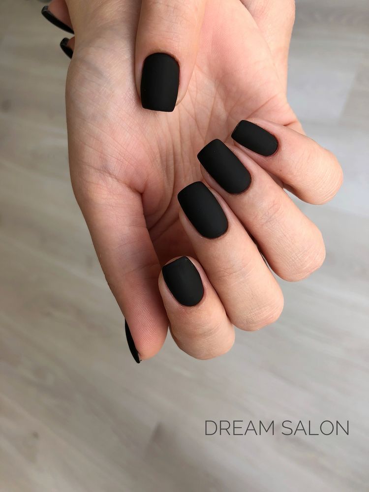 unghii negre mate