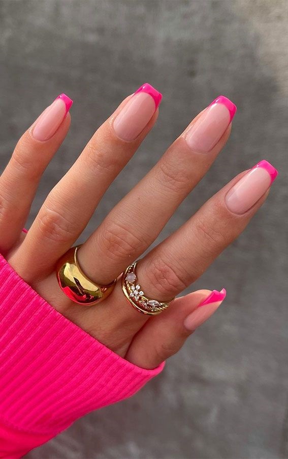 modele unghii french roz cu sclipici