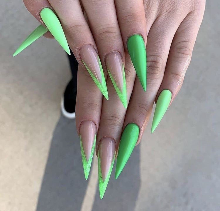 unghii lungi verde neon