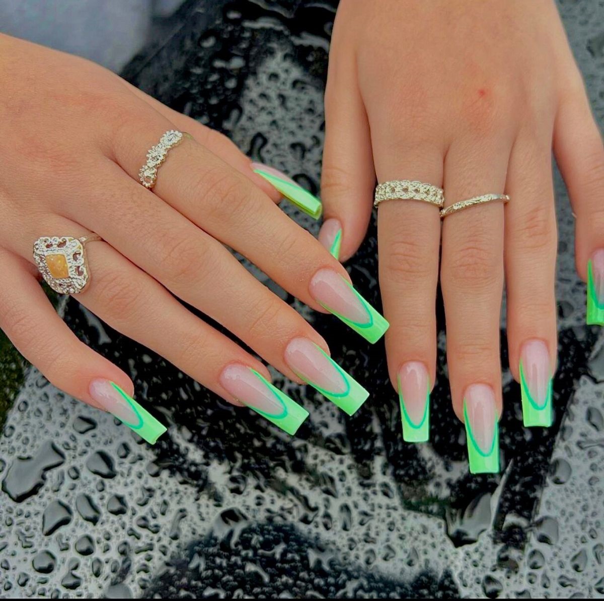 unghii patrate verde neon