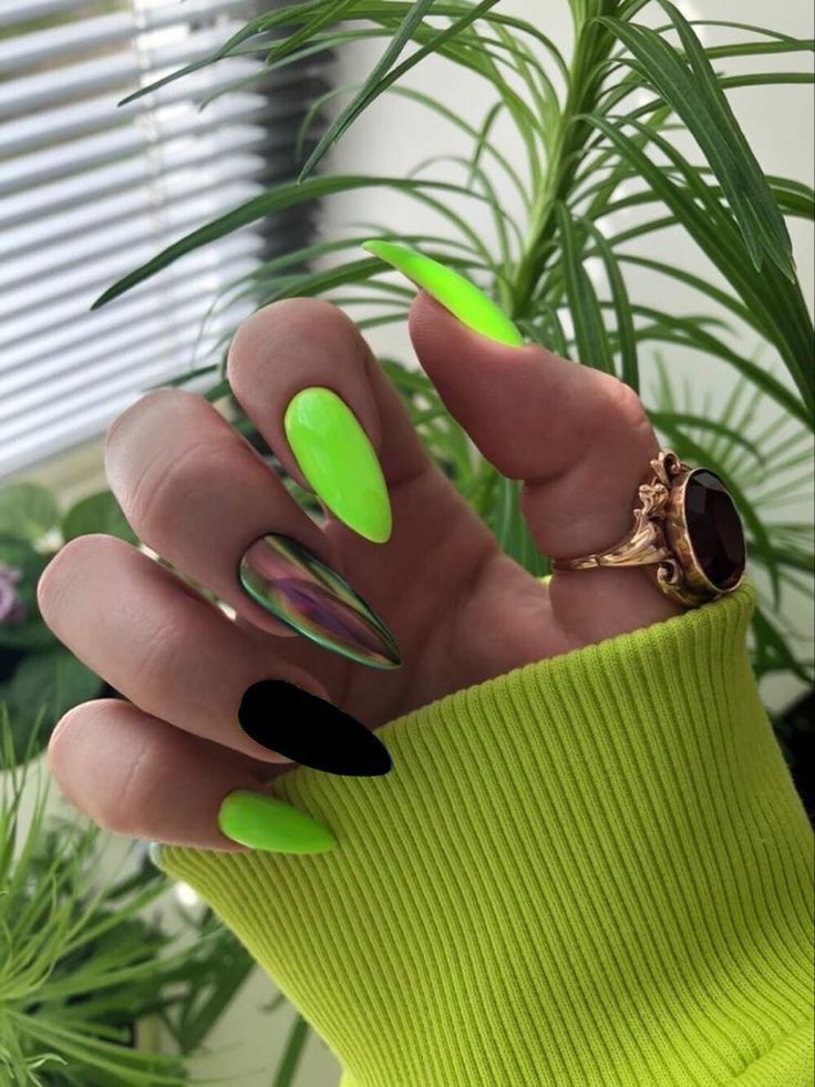 Unghii verde neon