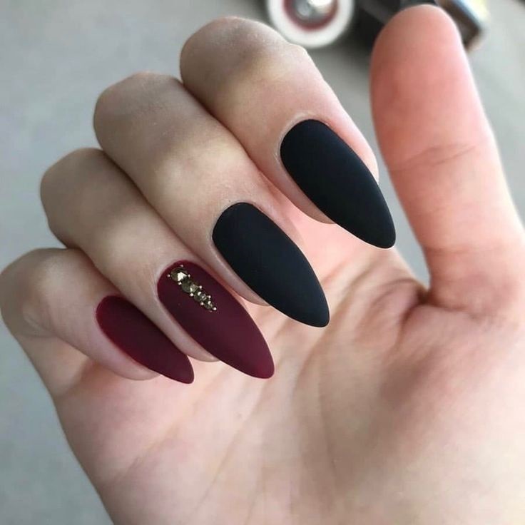 unghii burgundy cu negru