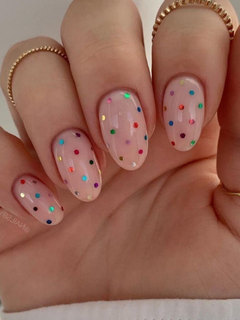 unghii cu buline colorate