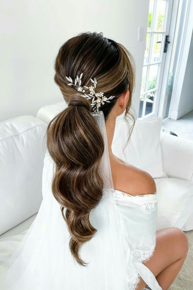 modele coafură pentru mireasă coadă