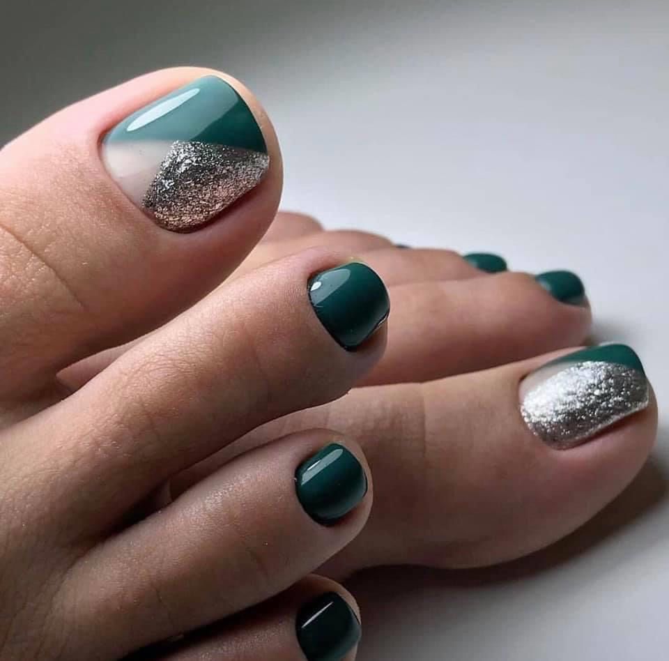 Pedichiură cu gel verde