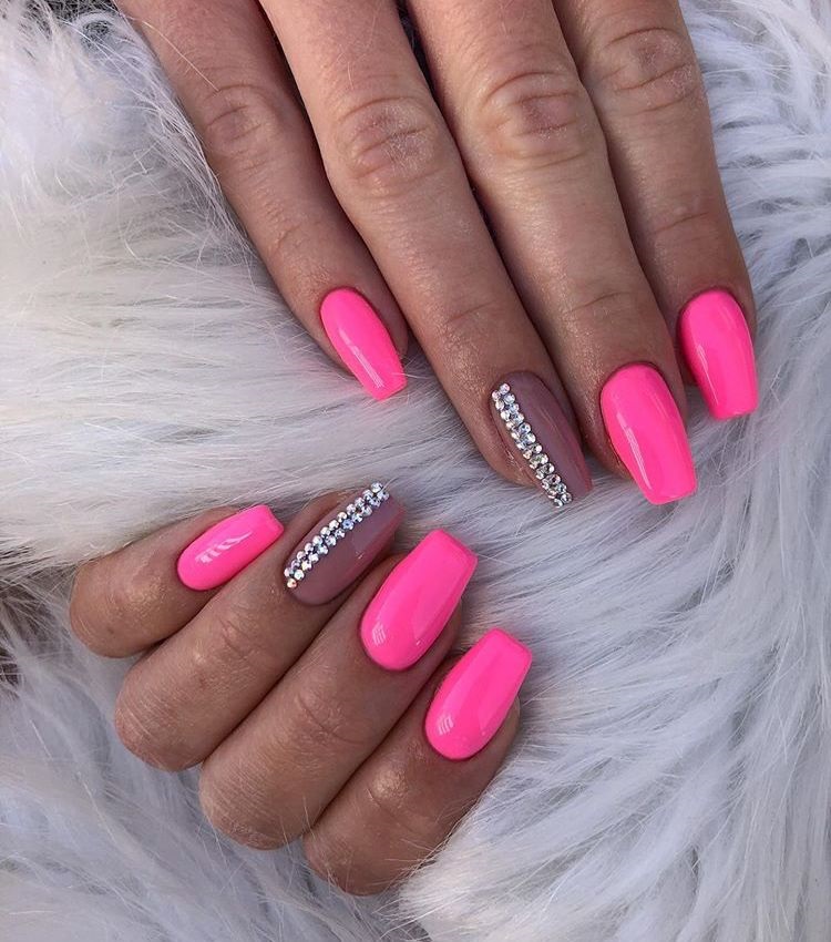 unghii cu gel roz neon