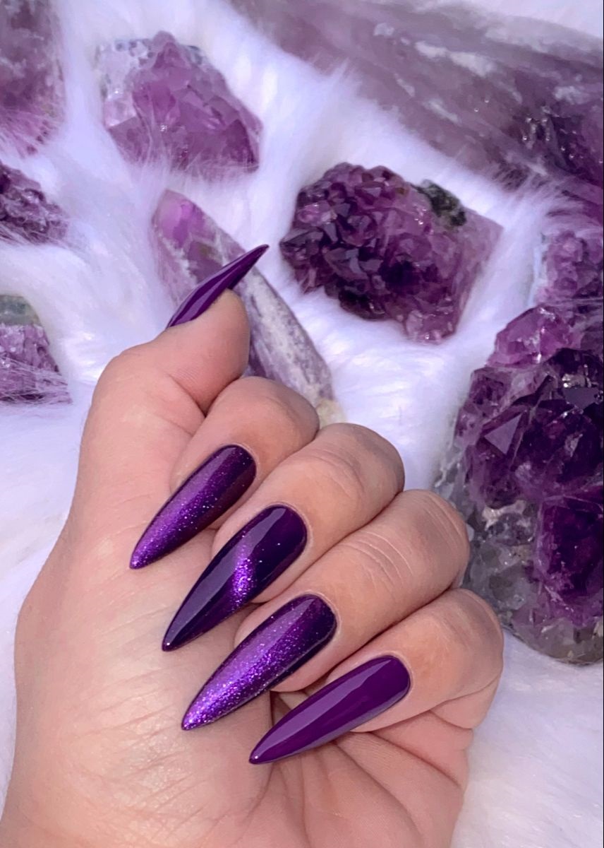 modele de unghii cu gel mov inchis