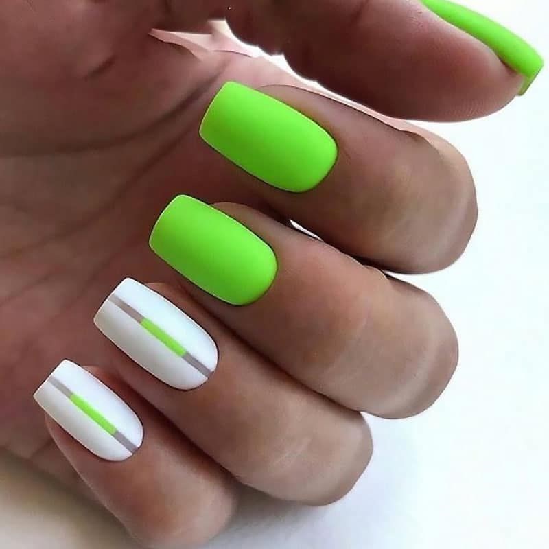 unghii verde neon cu alb