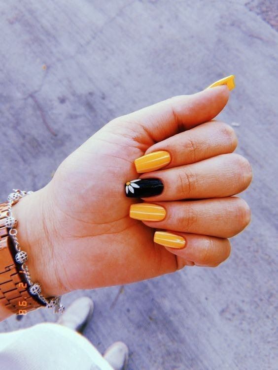 modele unghii cu gel galbene cu negru