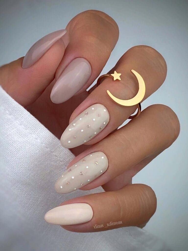 modele unghii crem cu sclipici