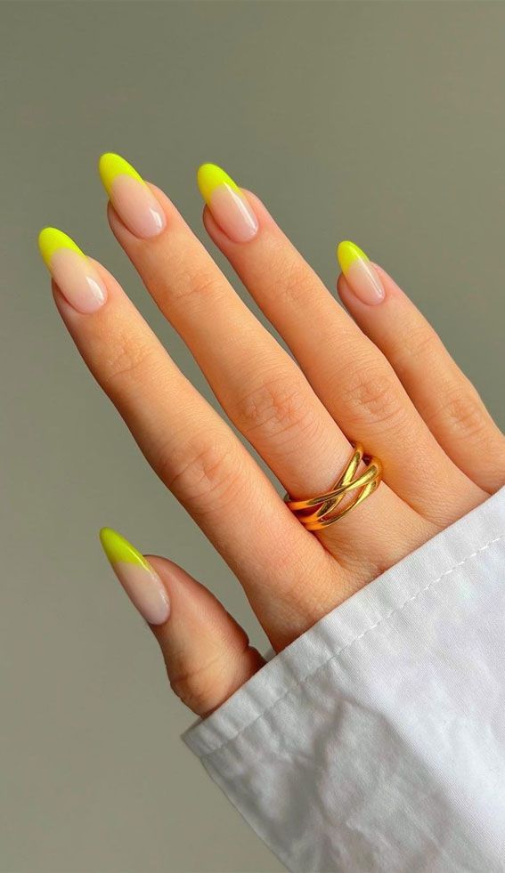 modele unghii french galbene