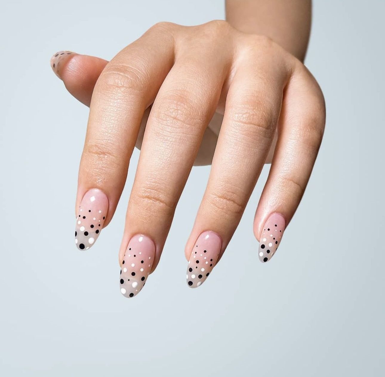 modele unghii cu buline negre