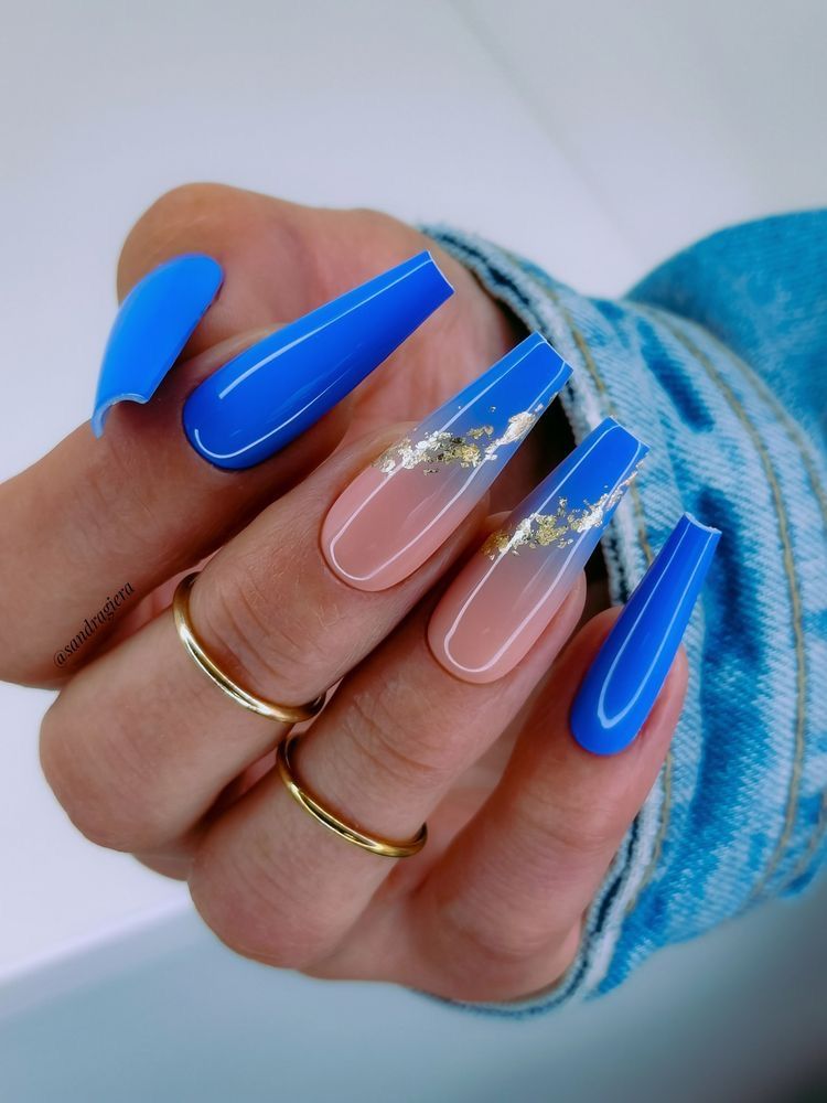 Unghii cu gel neon albastre