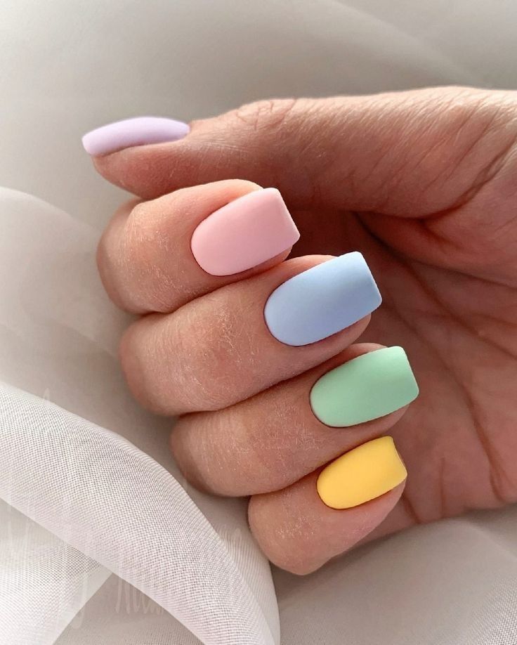 modele de unghii roz pal colorate