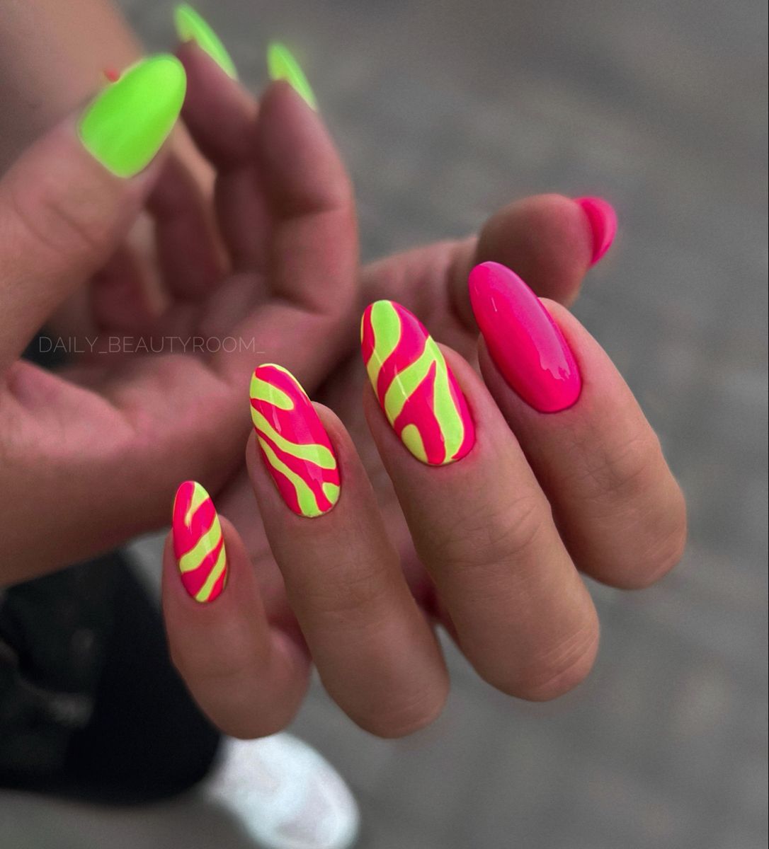 Unghii roz neon cu gel