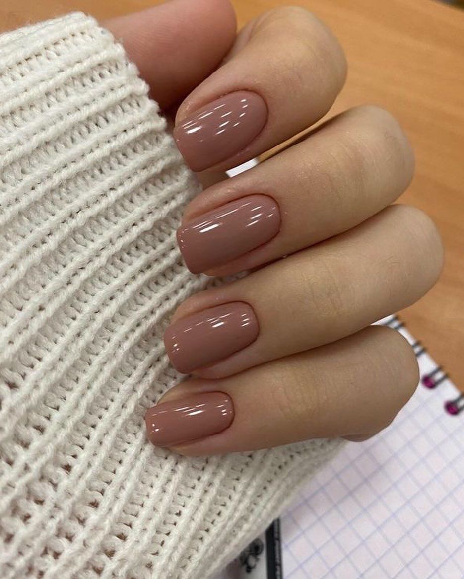Unghii nude semi