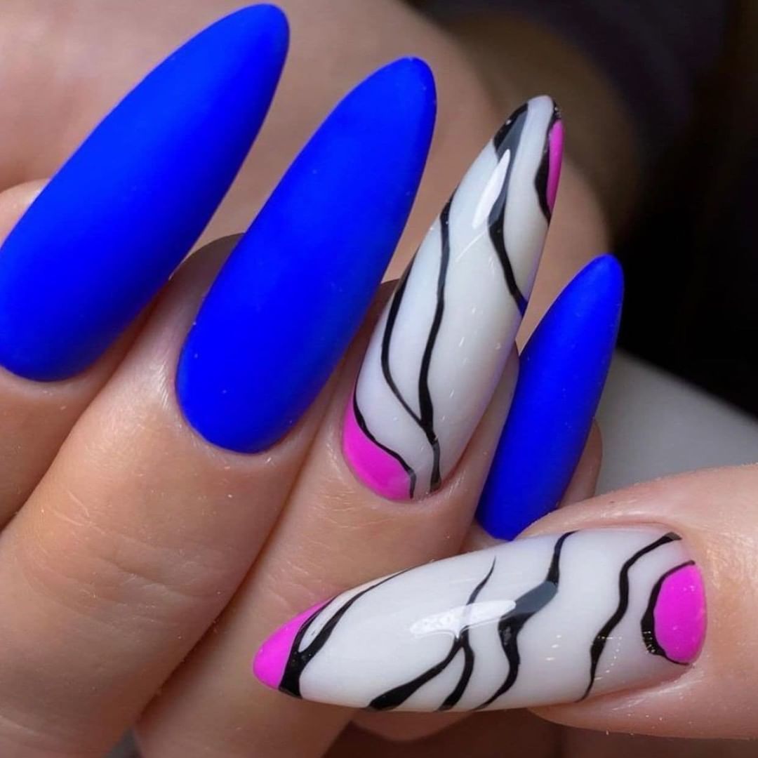 Unghii albastru neon