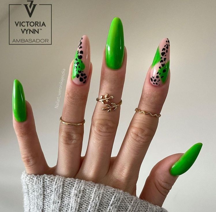 Modele unghii cu gel verde neon