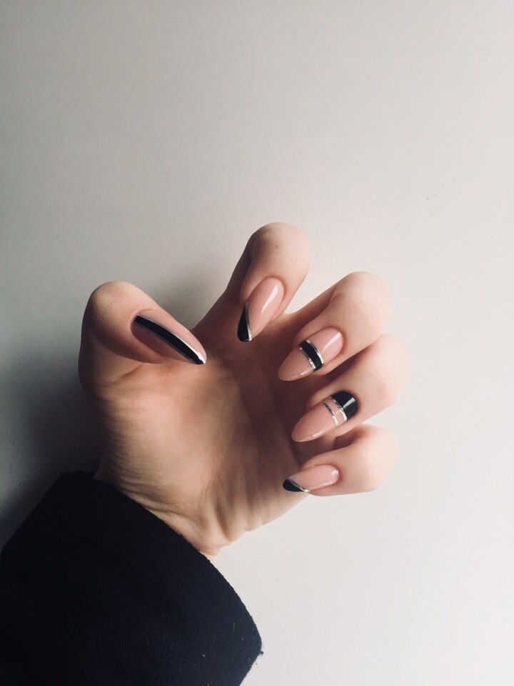 Unghii bej cu negru