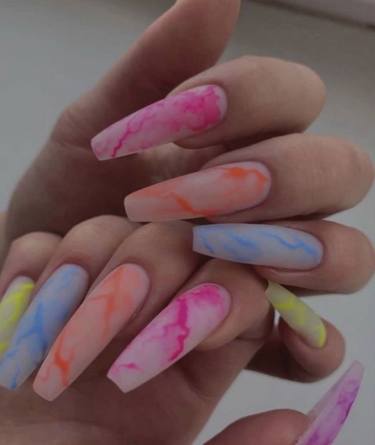 modele noi manichiură de vară colorate