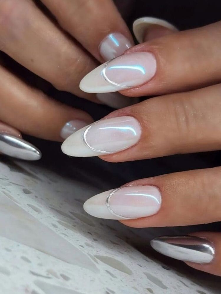 modele unghii french alb laptos