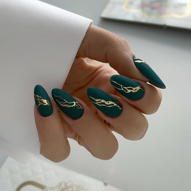 modele elegante unghii verde smarald