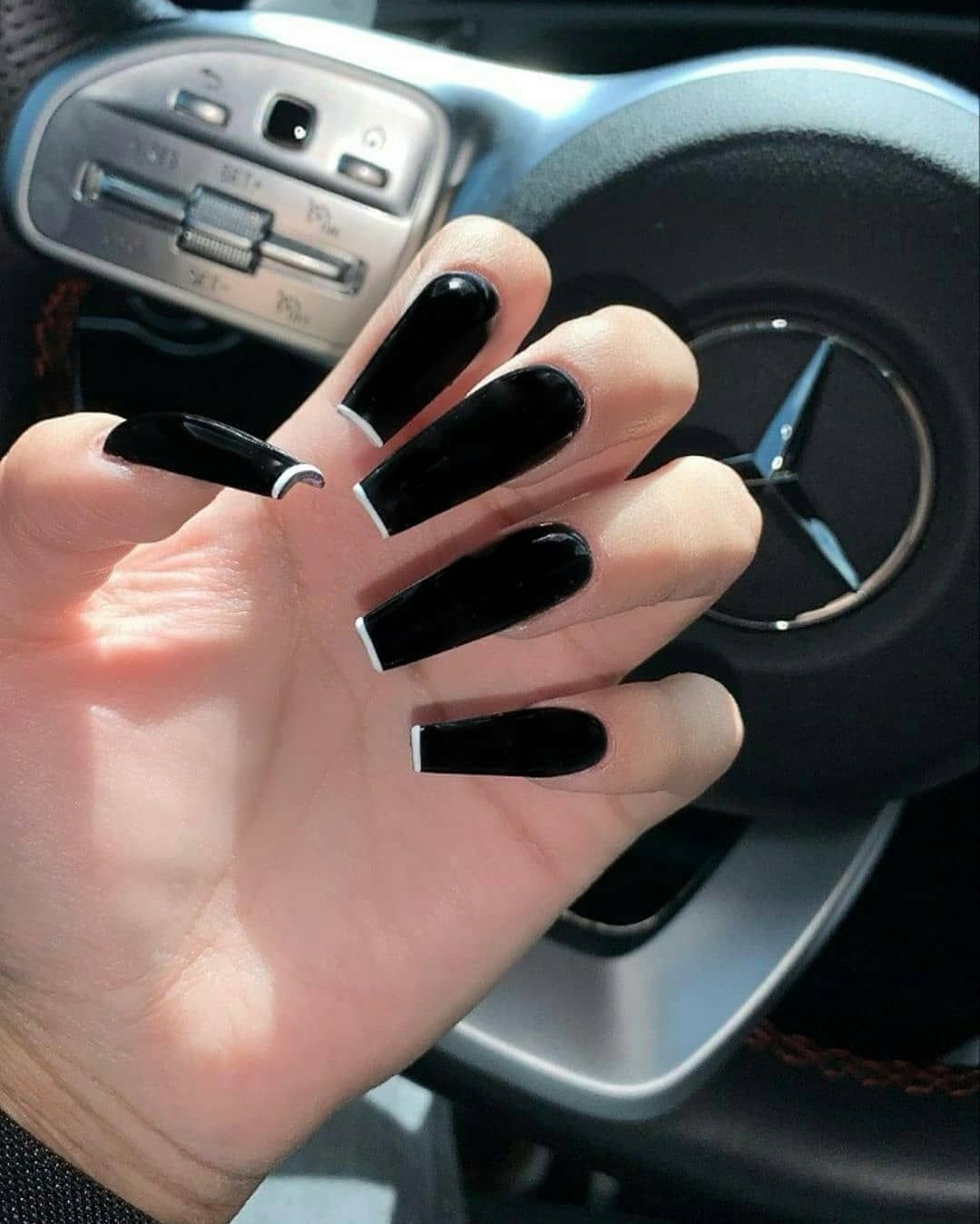 unghii negre tip balerina
