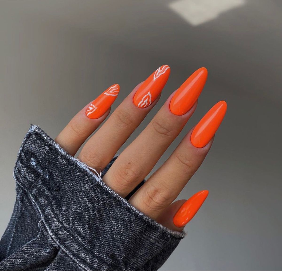 modele unghii portocaliu neon