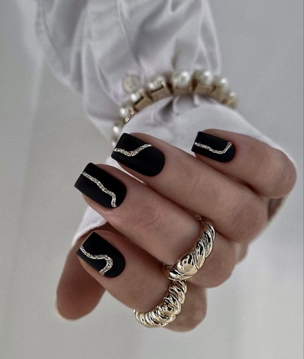 modele unghii complexe cu linii