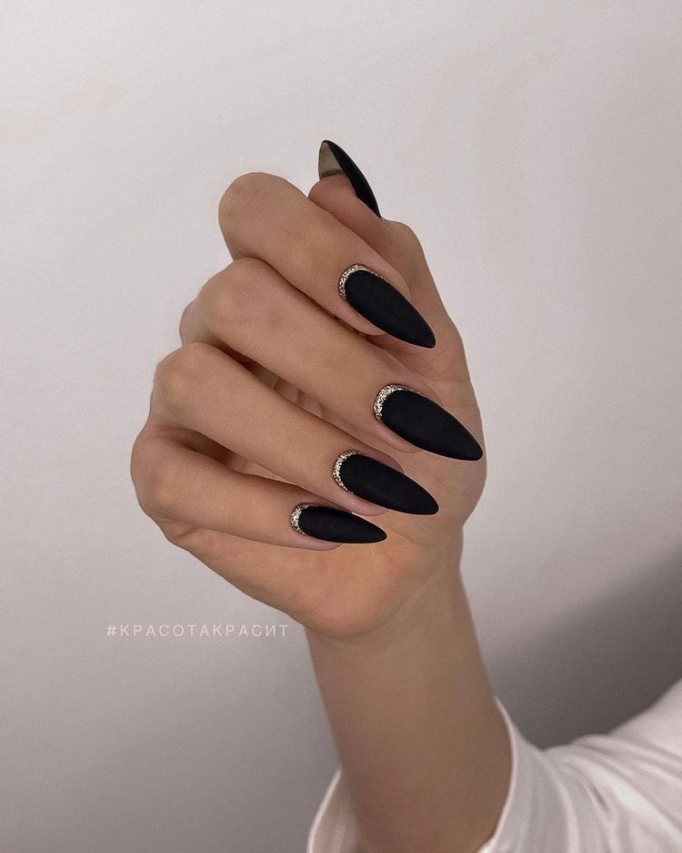 modele unghii cu gel migdala clasica