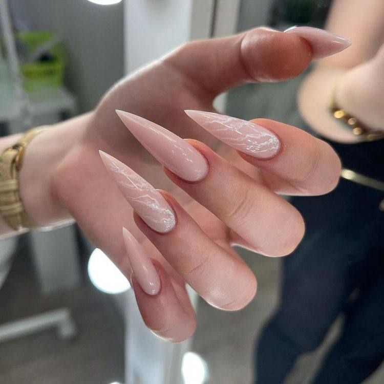 unghii stiletto modele nud