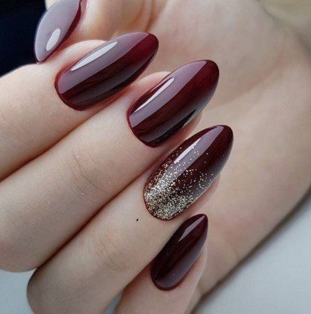 modele unghii burgundy cu sclipici
