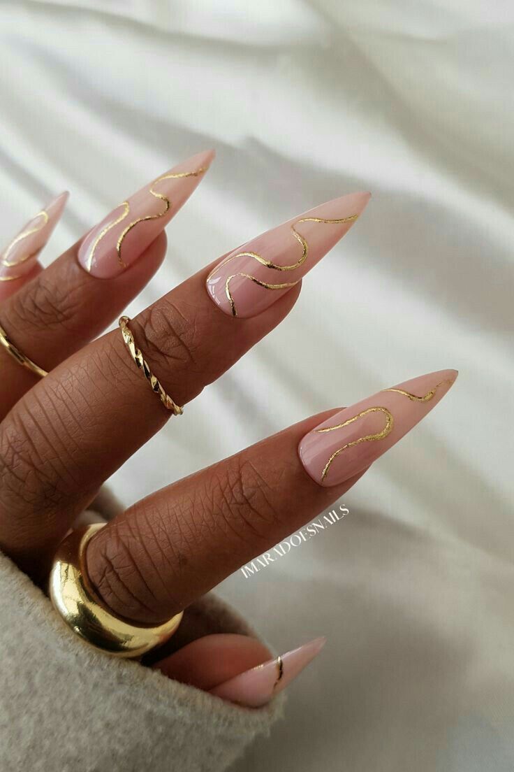 unghii stiletto frumoase