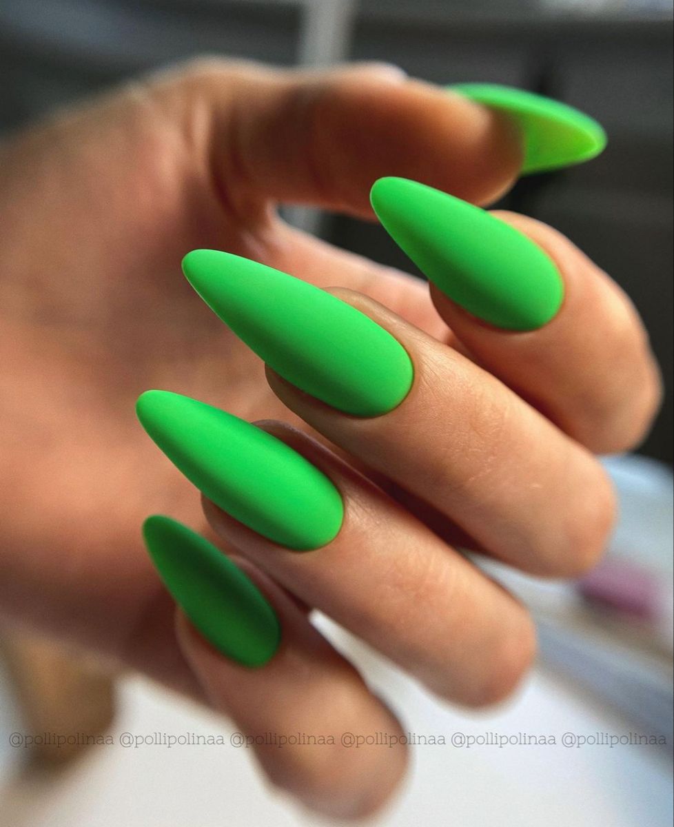 Unghii cu gel verde neon