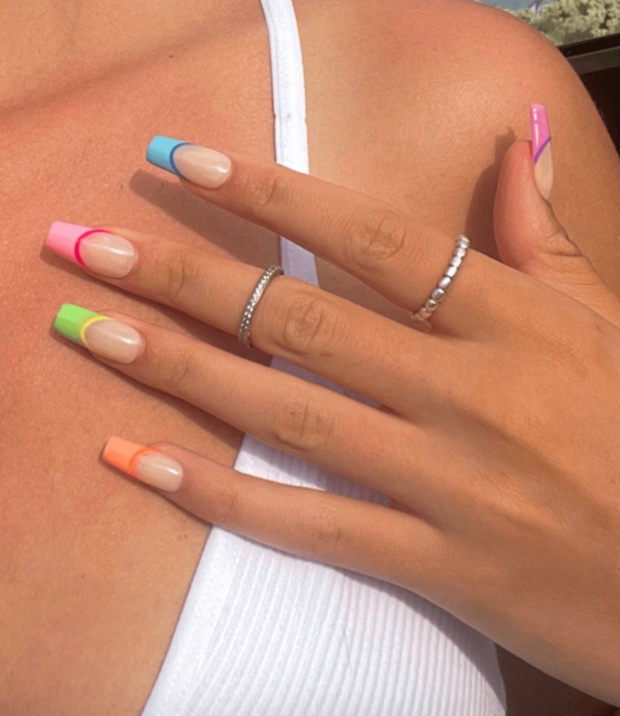 modele de unghii cu gel french colorate