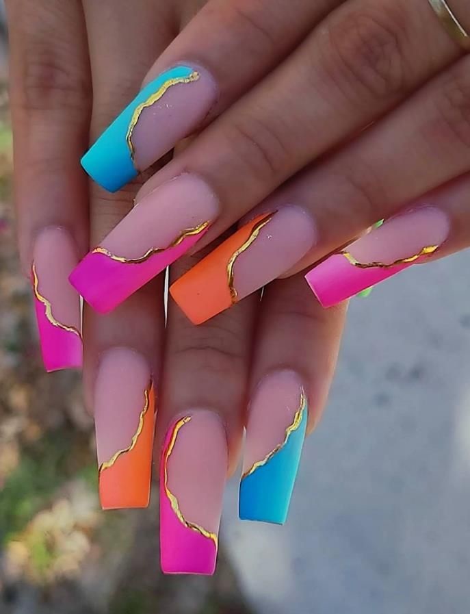 unghii colorate tip balerina