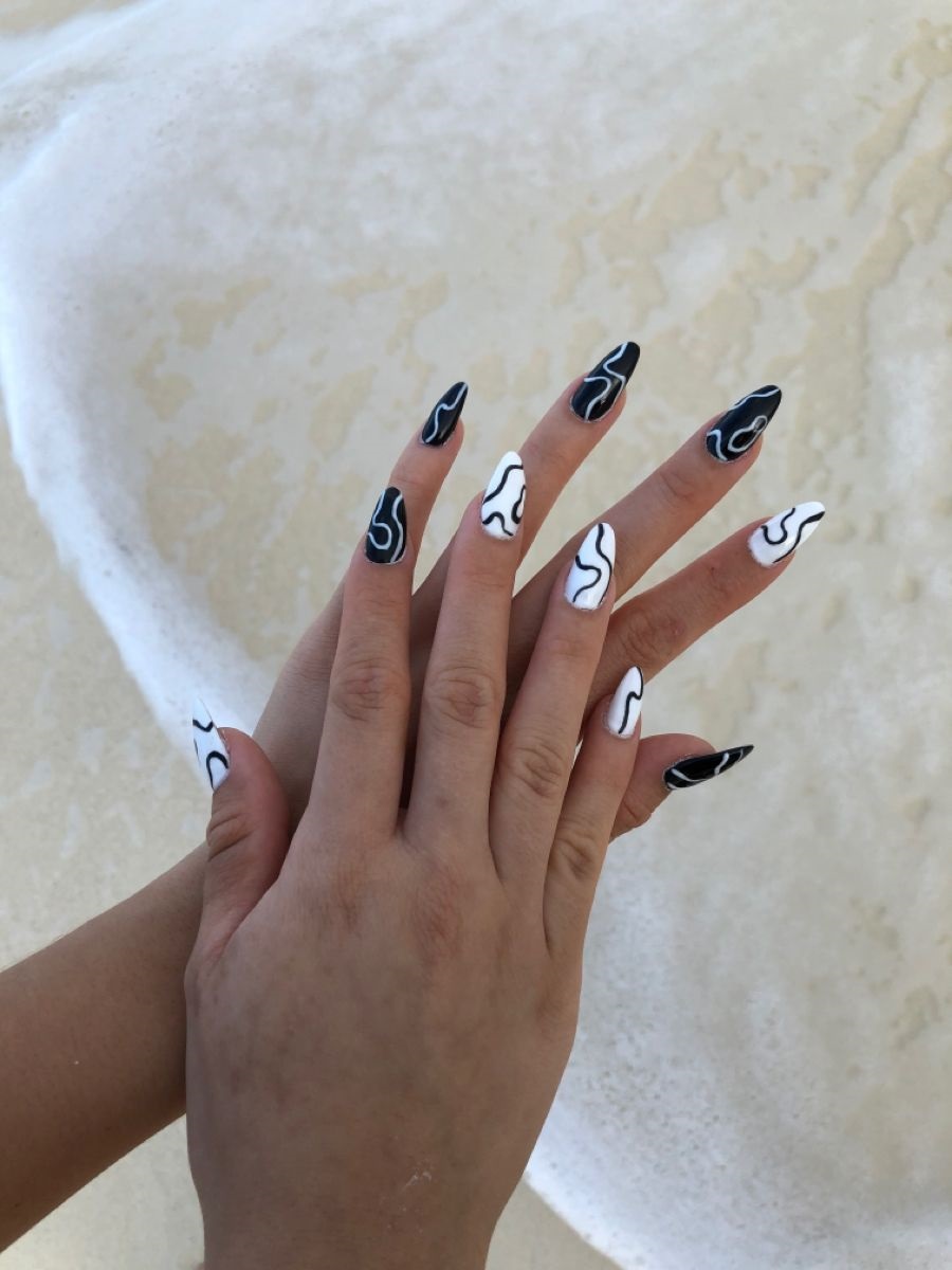 modele unghii cu gel alb și negru