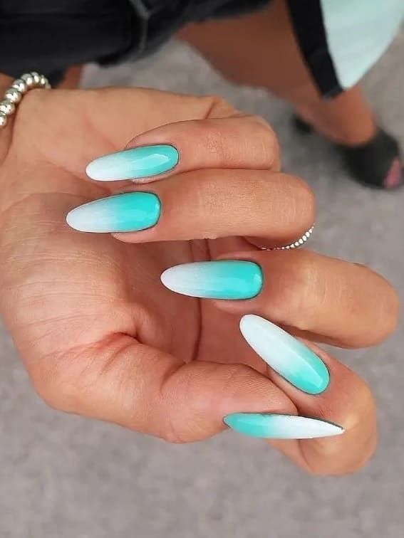 Unghii turcoaz cu alb