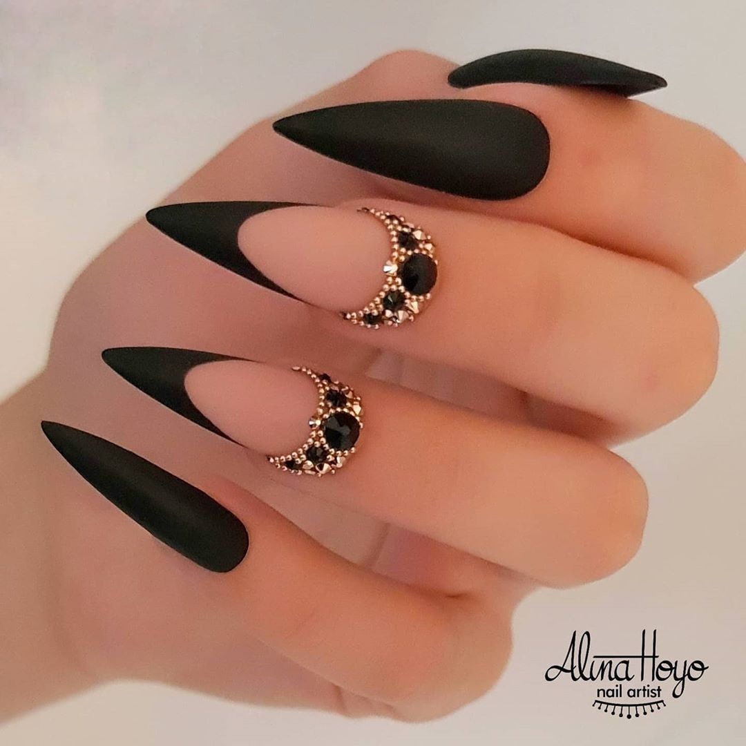 modele unghii negre cu strasuri