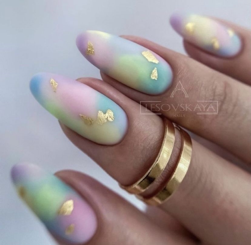 unghii pastel colorate